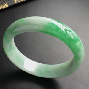 (超值推荐)糯冰种飘翠手镯(58.5mm)