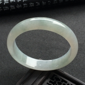 （超值推荐）糯冰种淡晴水手镯（55.1mm）