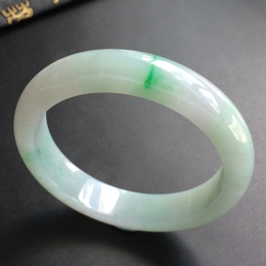(超值推荐)糯冰种飘翠手镯(58mm)