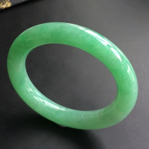 (超值推荐)糯冰种浅绿圆条手镯(57mm)