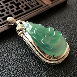 (超值推荐)冰种蓝水镶白金钻石金鱼胸坠