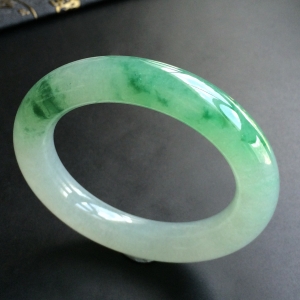 (超值推荐)糯冰种飘绿花圆条手镯(56.5mm)