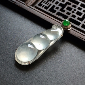 (超值推荐)冰种无色镶白金钻石四季豆胸坠