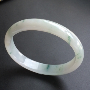 (超值推荐)糯冰种飘花贵妃镯(55.6mm-50.6mm)