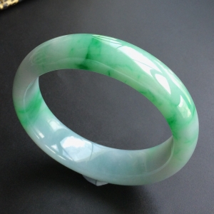 (超值推荐)糯冰种飘翠手镯(57.5mm)
