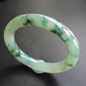 (超值推荐)糯冰种飘花圆条手镯(54mm)