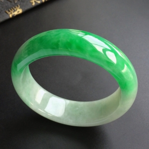 (超值推荐)糯冰种飘阳绿手镯(57.1mm)
