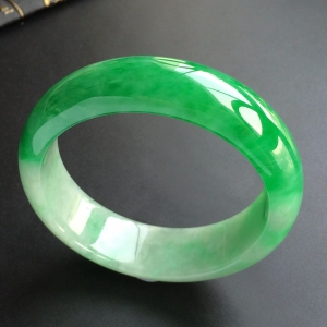 (超值推荐)糯冰种飘阳绿手镯(56.5mm)