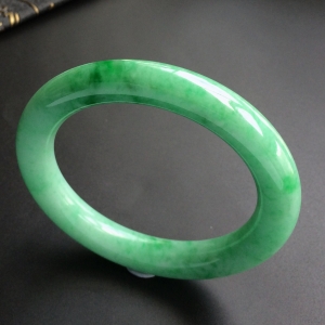 (超值推荐)糯冰种飘翠圆条手镯(57.5mm)