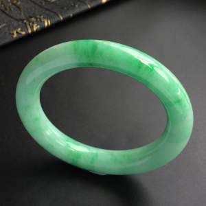 (超值推荐)糯冰种飘翠圆条手镯(57.5mm)