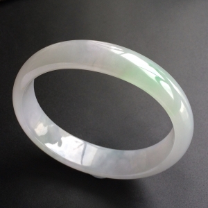 (超值推荐)糯冰种略飘翠贵妃镯(54.7mm-45.5mm)
