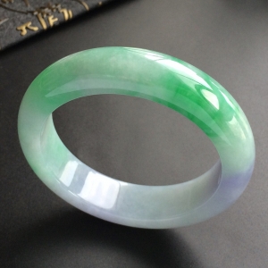 (超值推荐)糯冰种春带彩手镯(55.3mm)