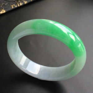 (超值推荐)糯冰种飘翠手镯(57.5mm)