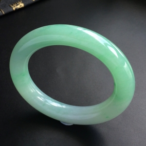 (超值推荐)糯冰种晴水略飘翠圆条手镯(56.1mm)