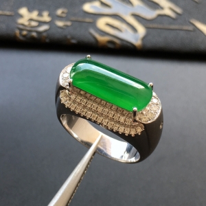 (超值推荐)冰种阳绿镶白金钻石马鞍戒指