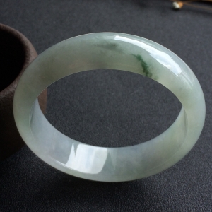 （超值推荐）糯冰种略飘花手镯（59mm）
