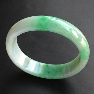 (超值推荐)糯冰种飘翠贵妃镯(53.4mm-47mm)