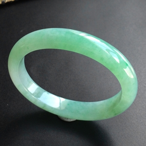 (超值推荐)糯冰种晴水略飘翠贵妃镯(53.8mm-46.3mm)