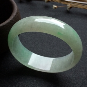 （超值推荐）糯冰种飘绿花贵妃镯（54.5mm-48mm）