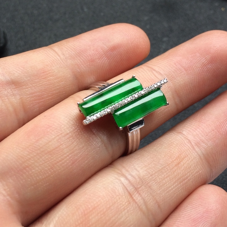 （超值推荐）冰种阳绿镶白金钻石戒指