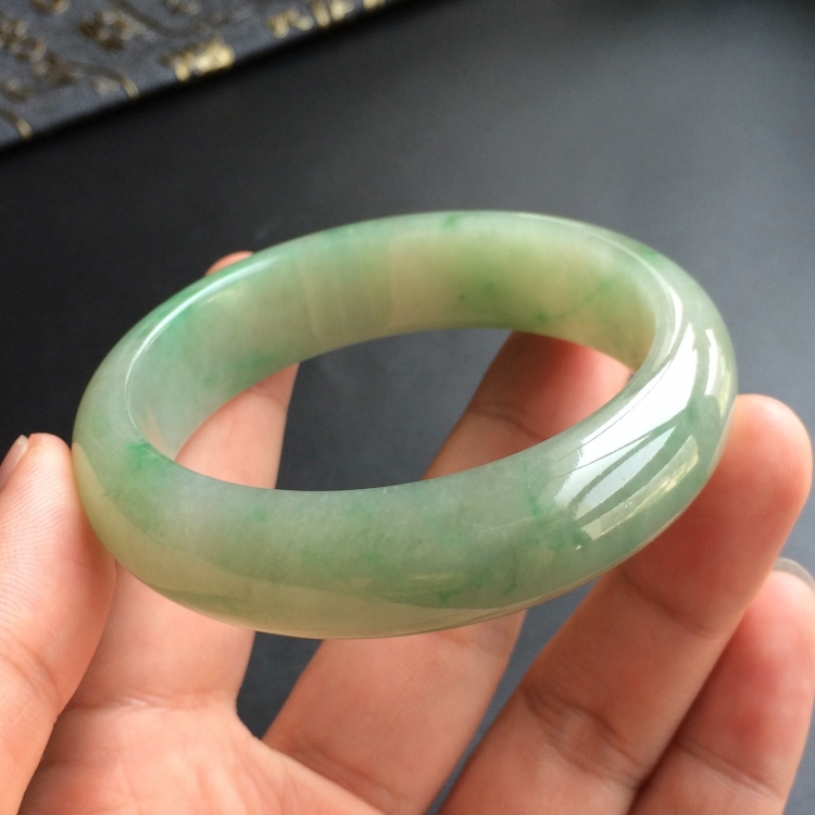 (超值推荐)糯冰种飘翠手镯(55.1mm)