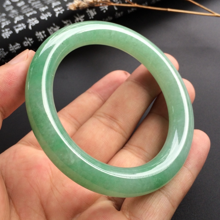 （超值推荐）糯冰种豆色圆条手镯（55.5mm）
