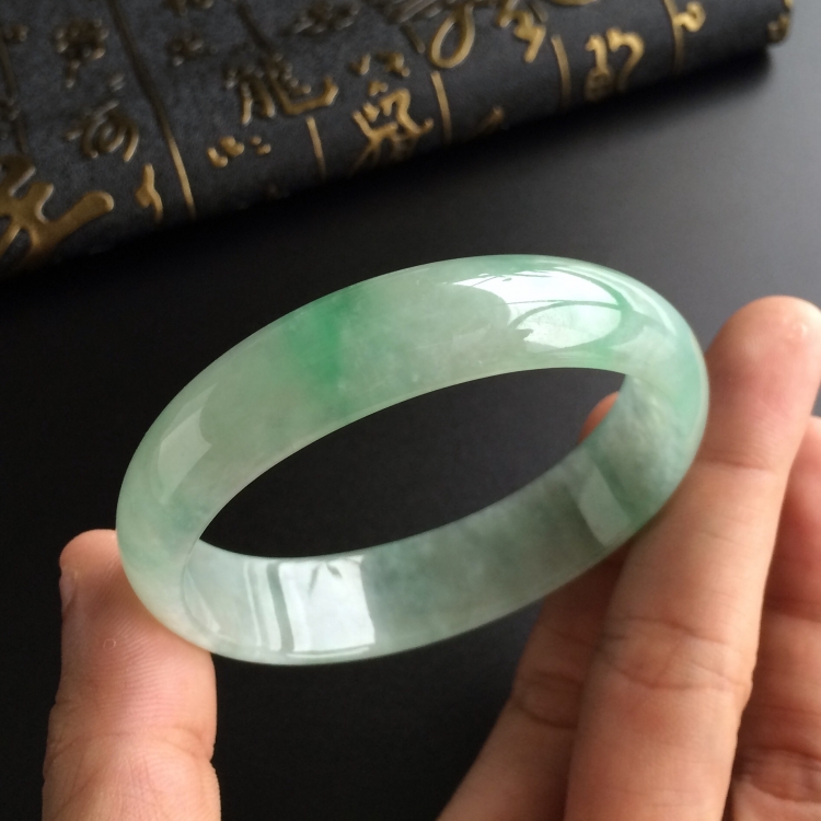 (超值推荐)糯冰种飘翠贵妃手镯(58.7mm-51.5mm)