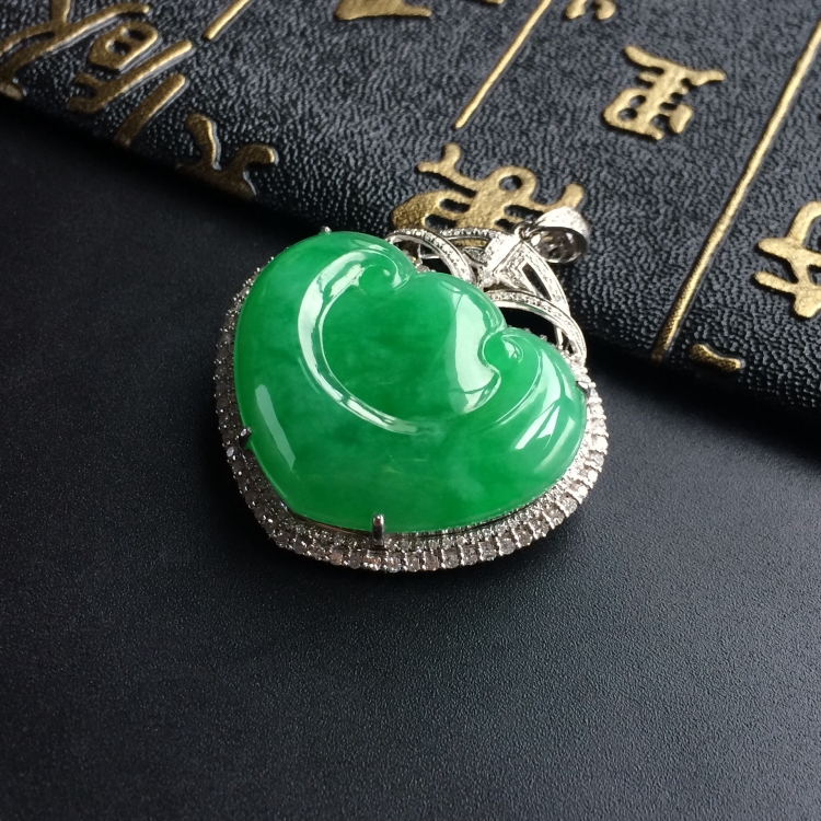 (超值推荐)冰种阳绿镶白金钻石如意胸坠