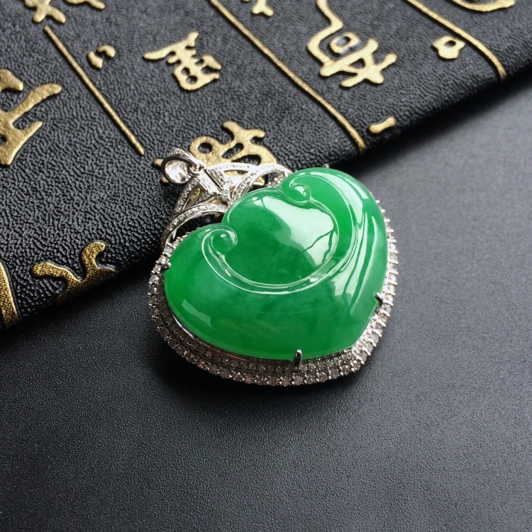 (超值推荐)冰种阳绿镶白金钻石如意胸坠