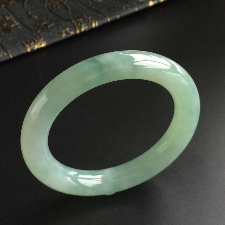 (超值推荐)糯冰种晴水略飘花圆条手镯(56.6mm)
