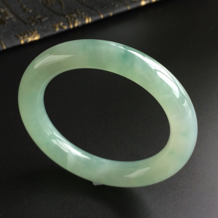 (超值推荐)糯冰种晴水略飘花圆条手镯(56.6mm)