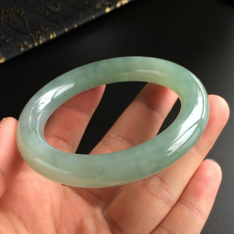 (超值推荐)糯冰种晴水略飘花圆条手镯(56.6mm)
