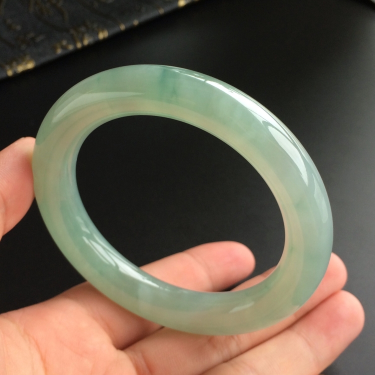 (超值推荐)糯冰种晴水略飘花圆条手镯(56.6mm)