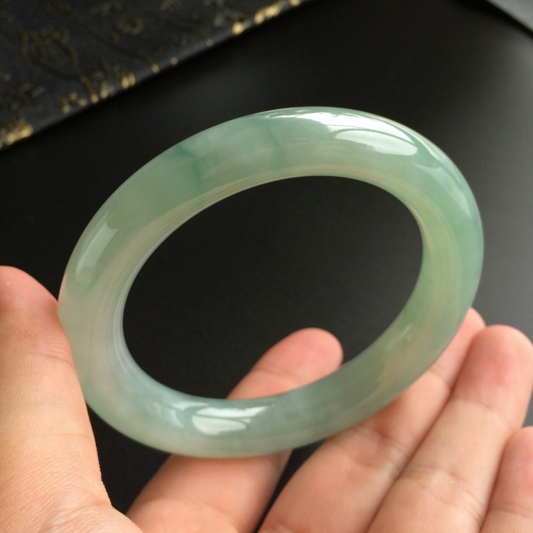 (超值推荐)糯冰种晴水略飘花圆条手镯(56.6mm)