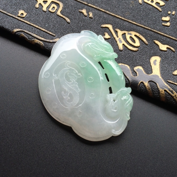 (超值推荐)糯冰种略飘翠双龙如意挂件