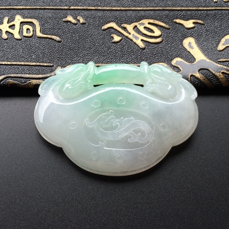 (超值推荐)糯冰种略飘翠双龙如意挂件