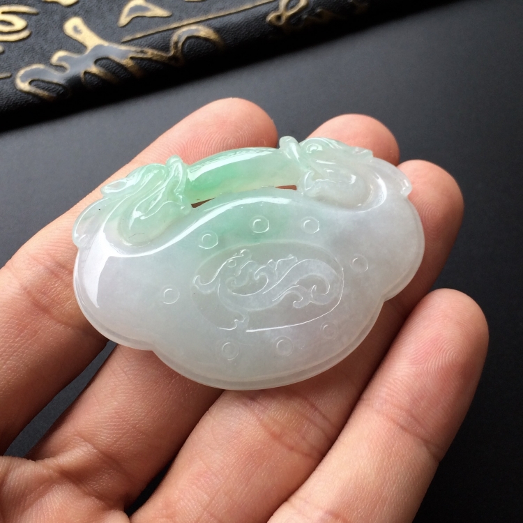 (超值推荐)糯冰种略飘翠双龙如意挂件