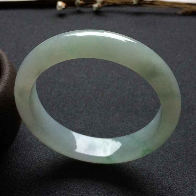 （超值推荐）糯冰种略飘花手镯（56.1mm）