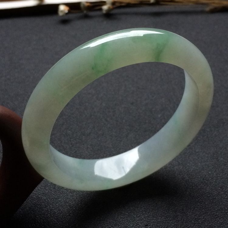 （超值推荐）糯冰种略飘花手镯（56.1mm）