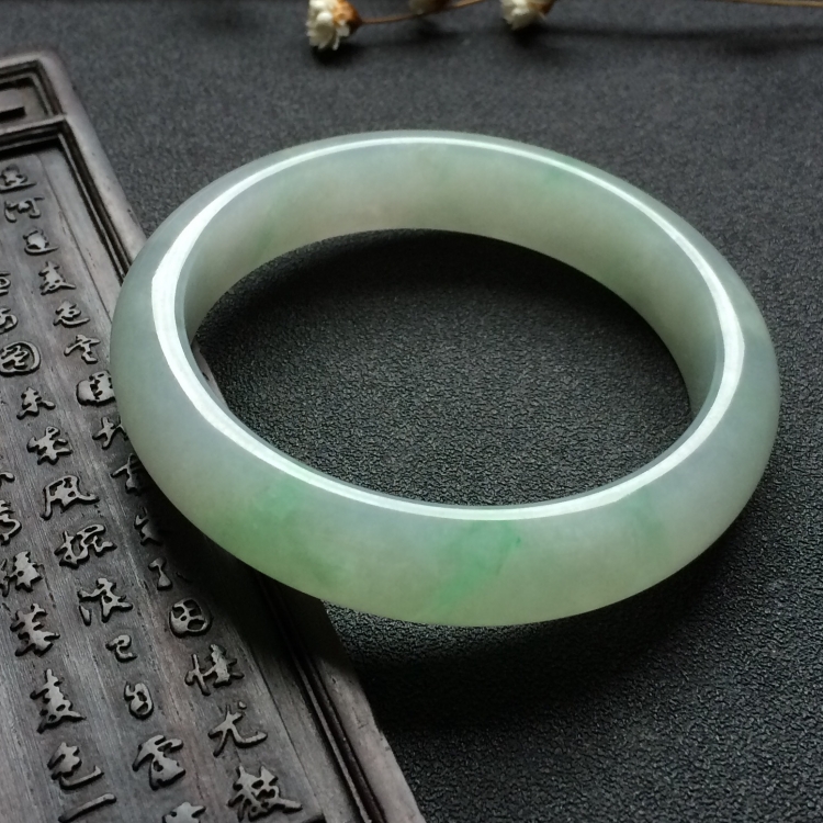 （超值推荐）糯冰种略飘花手镯（56.1mm）
