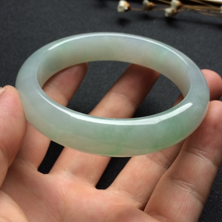 （超值推荐）糯冰种略飘花手镯（56.1mm）