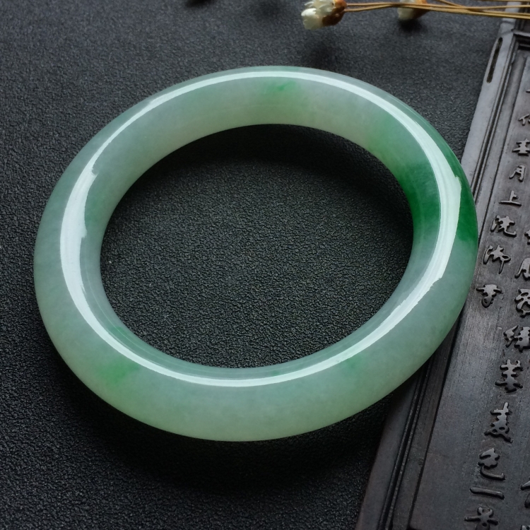 （超值推荐）糯冰种飘阳绿圆条手镯（56.1mm）