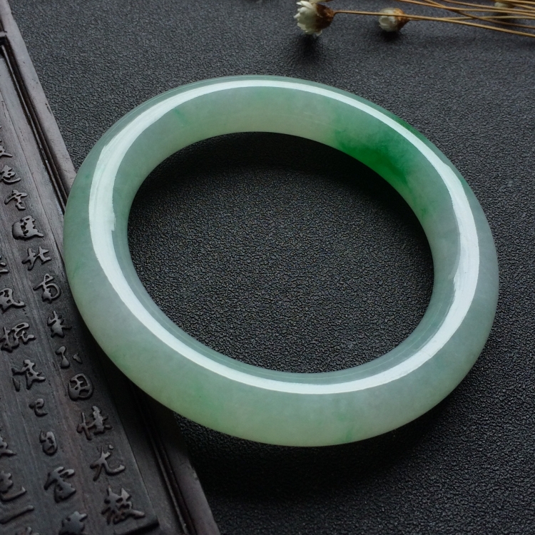 （超值推荐）糯冰种飘阳绿圆条手镯（56.1mm）