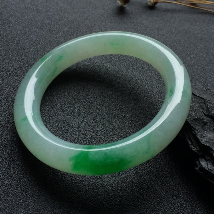 （超值推荐）糯冰种飘阳绿圆条手镯（56.1mm）