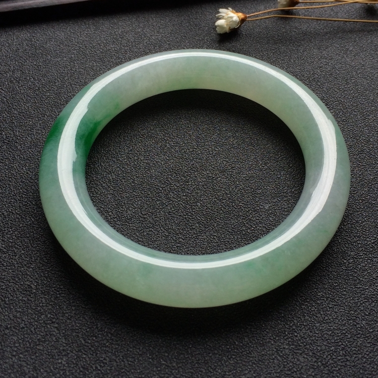 （超值推荐）糯冰种飘阳绿圆条手镯（56.1mm）