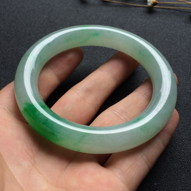 （超值推荐）糯冰种飘阳绿圆条手镯（56.1mm）
