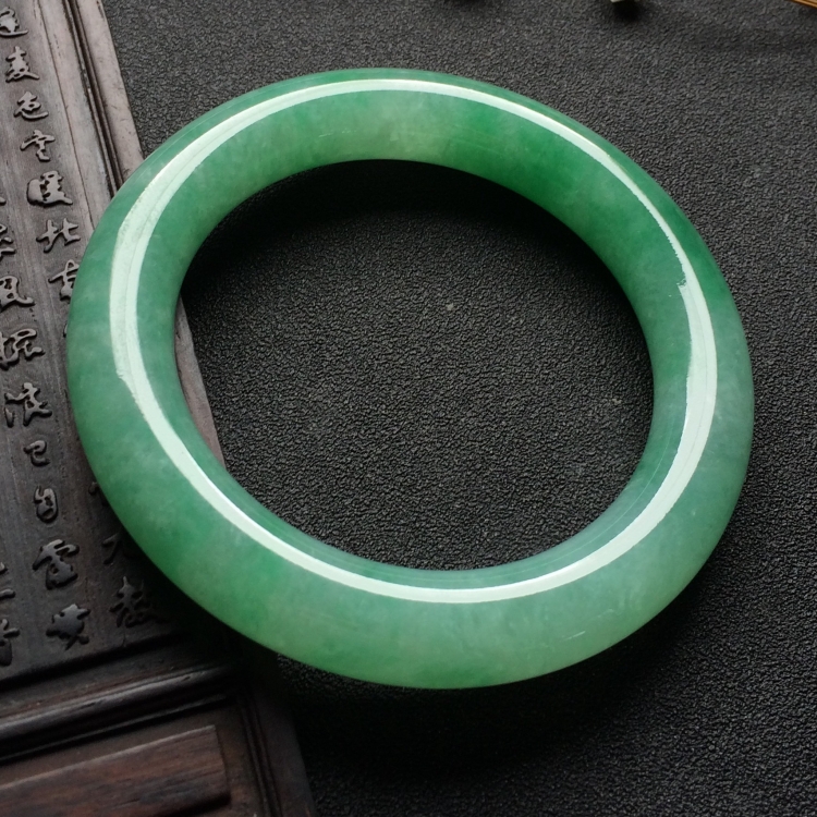 （超值推荐）糯冰种飘翠圆条手镯（56.5mm）