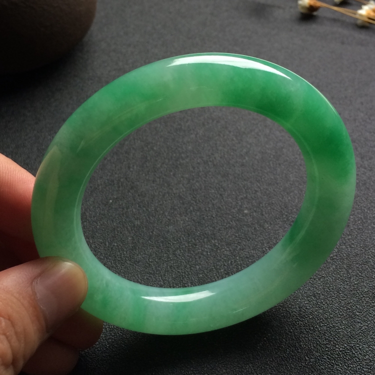 （超值推荐）糯冰种飘翠圆条手镯（56.5mm）