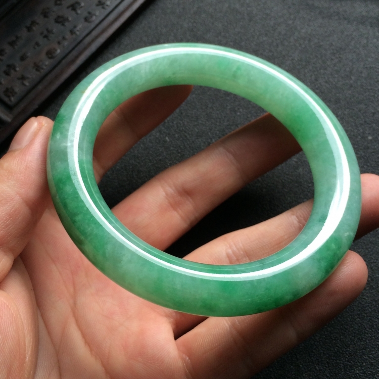 （超值推荐）糯冰种飘翠圆条手镯（57.6mm）