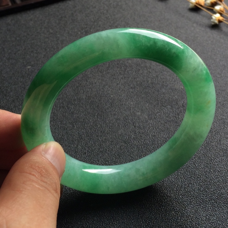（超值推荐）糯冰种飘翠圆条手镯（57.6mm）